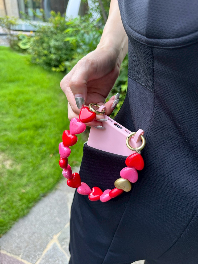 ♡美品♡LOUVINI Parisのスマホストラップ ライフスタイルブランド「R deco interiors」が、パリ発のスマホ