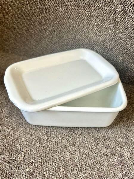 シンプルなデザインの琺瑯容器