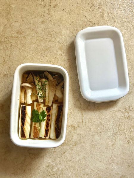  乳白色と風合いのある質感で食材が映える