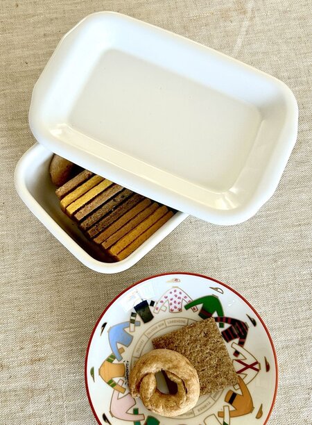 調味料やお菓子、小物入れにも