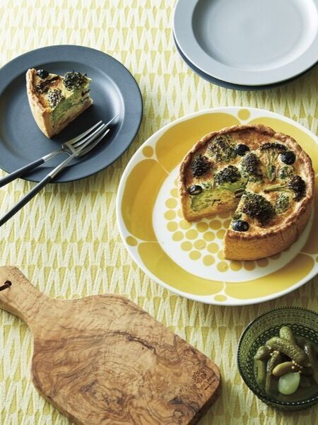 明るいカラーのプレートを取り入れてランチタイムも気分が上がる