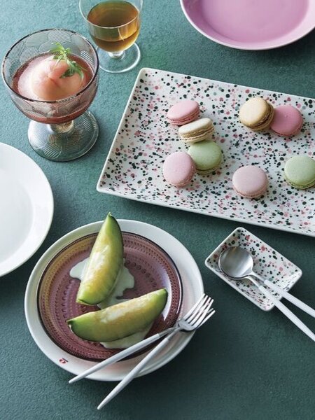 カラフルな柄のプレートを主役に、色とりどりのスイーツを楽しむ