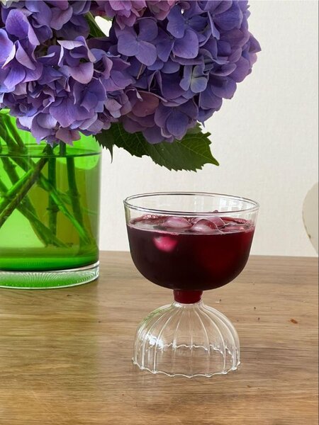 脚付きのグラスなら食卓も華やかに！