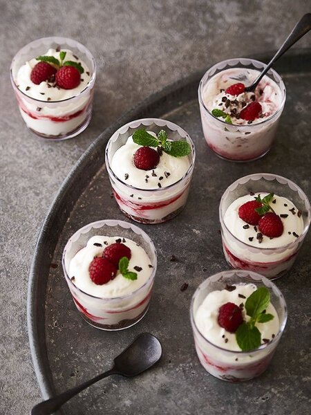 グラスにヨーグルトやスイーツを入れても！