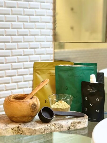 天然クレイを、その日の自分の肌環境に合わせて調合