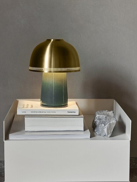 陶磁器の台座も美しい、個性派ランプの「ラク」