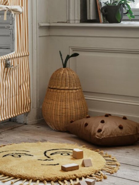 4「ファームリビング」の“ドットクッション”