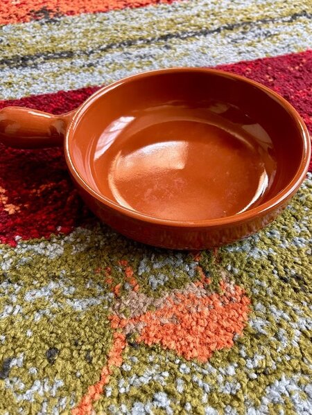 テラコッタ製の鍋は、温かみのある素朴な風合いが魅力