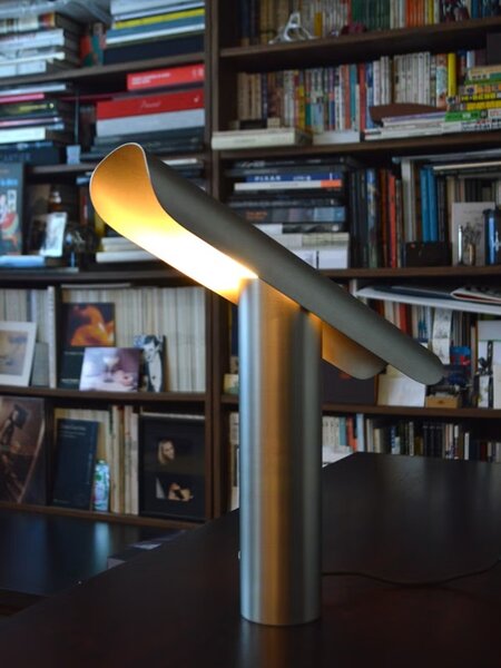 5 「フラマ」のテーブルランプ“Tランプ”