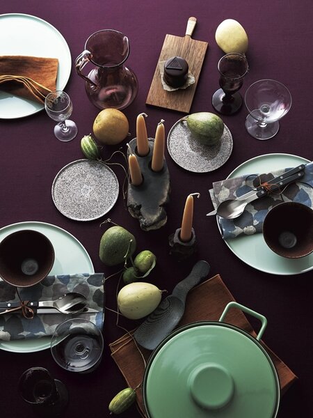 深みのあるカラーパレットで印象深いテーブルを