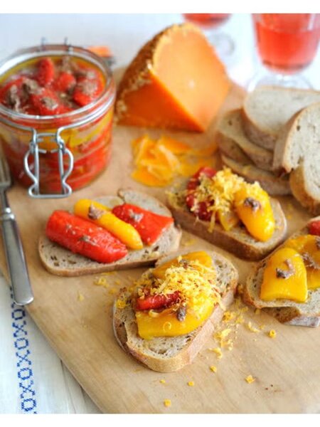 アンチョビ風味のパプリカマリネ ミモレットチーズ削り