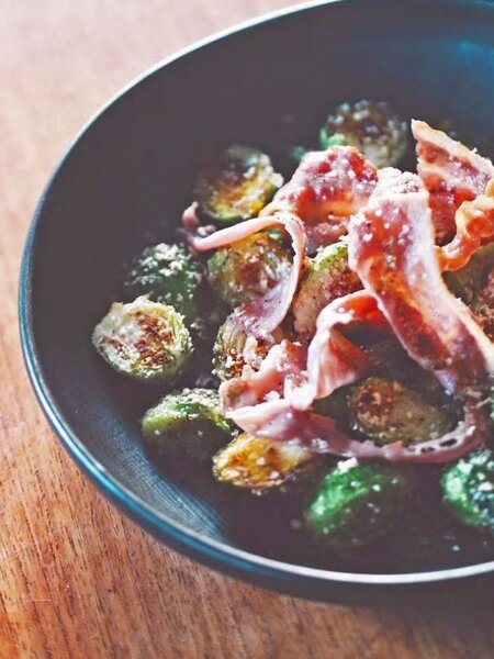 芽キャベツとパンチェッタの粉チーズソテー