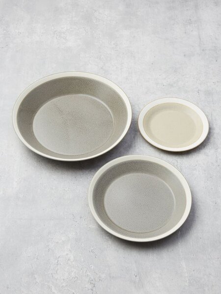 シンプルの中に個性が光る、イイホシユミコさんの器シリーズ