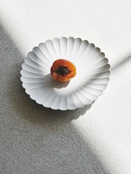 繊細な美しさが光る「1616 / アリタジャパン」の菊形プレート