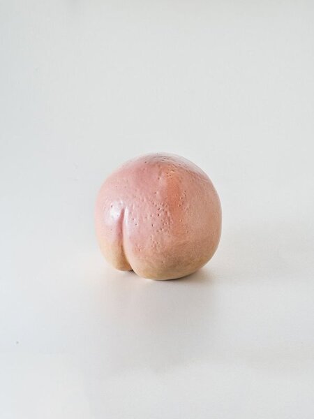 石本藤雄さんが手がける一点物のオブジェ「桃」