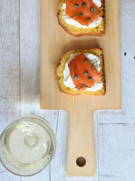 フィンガーフードを白木のボードに