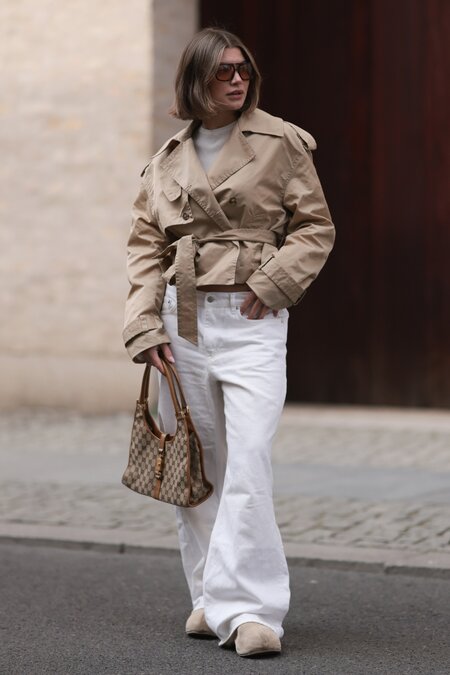 モードに楽しむ、大人の白デニム ‐ 2026年3月号