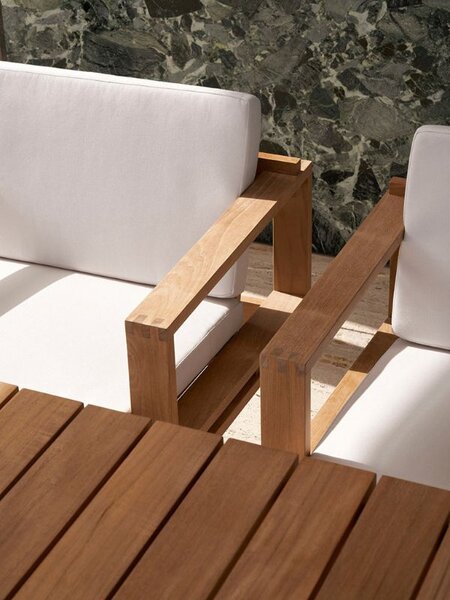 屋内外をつなぐ、洗練されたアウトドアファニチャー