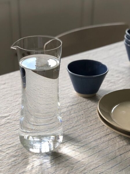 光と透明感で空間を洗練！カラフェで脱・生活感