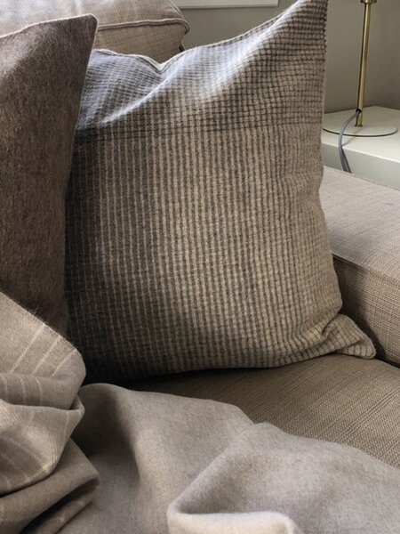 部屋を上質に格上げしてくれる、「エルヴァン」のクッションカバー