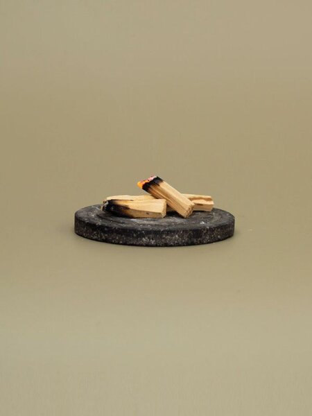 香りで心を静かに整える「プレイマウンテン」の香木