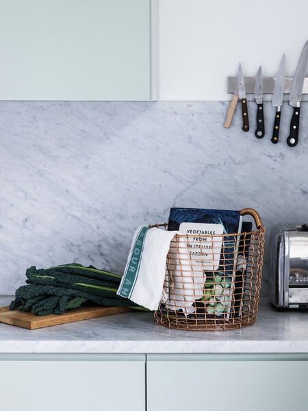 雑多なモノはスタイリッシュなバスケットへ