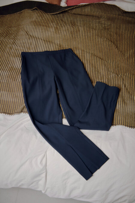 11.「ル フィル」のフロントスリットパンツ