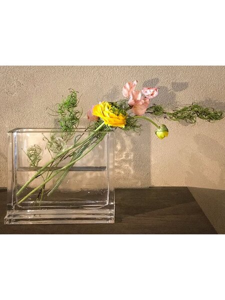 光をまとって輝く、ガラスのフラワーベース