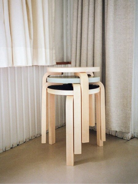 名作デザインとして愛され続ける「アルテック」の「スツール 60」