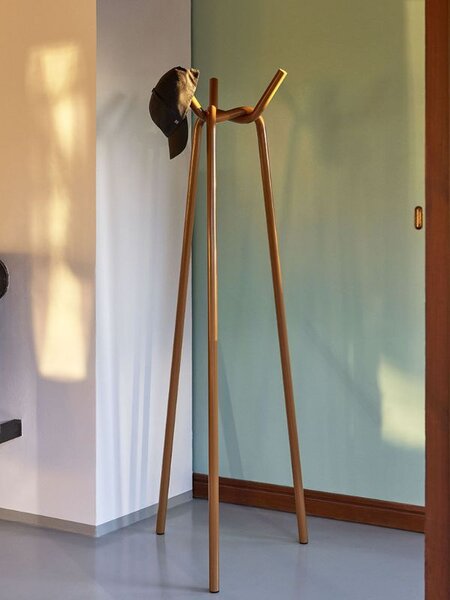 「HAY」の彫刻的なコートラック「ニット」