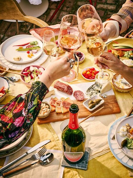 乾杯の瞬間を華やかに演出するワインセレクション