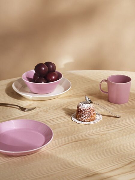 差し色で食卓が華やぐ、イッタラの「ティーマ」