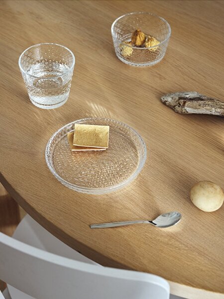 ガラスの透明感がスイーツを引き立てる「IITTALA」のプレート