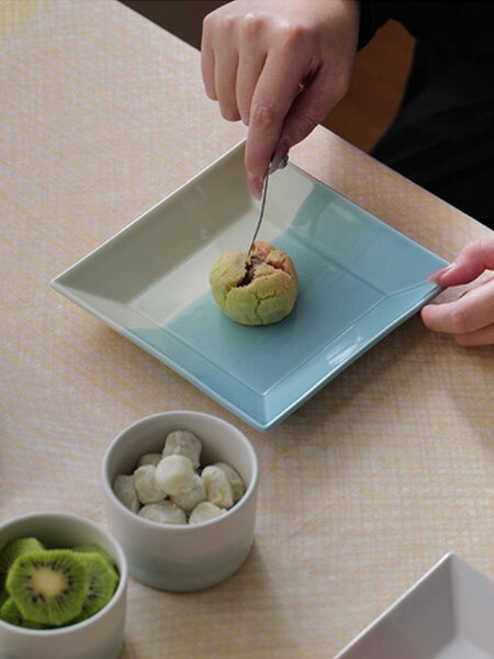 和菓子も洋菓子も映える、「Mustakivi／ムスタキビ」の器