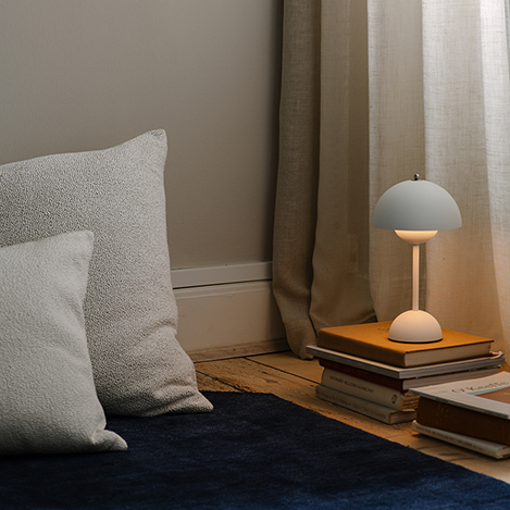 心地よい光で癒される！ 持ち運び自在のポータブルランプ