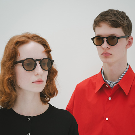 秋冬の気配を映す「ジュガードフォーティーン」のブラウンアイウェア