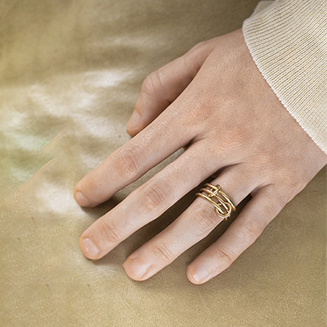 【UNISEX】ゴールドが灯す、冬のぬくもり