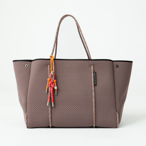 新作チャームで完成する洗練バッグ