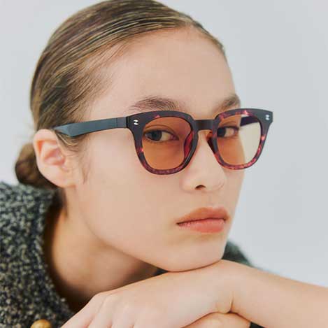 光に合わせて表情を変える「調光レンズ」