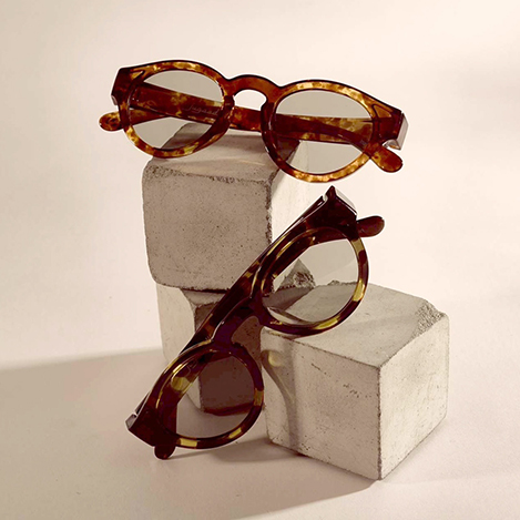 クラシックに機能を重ねて「べっ甲フレーム×調光レンズ」