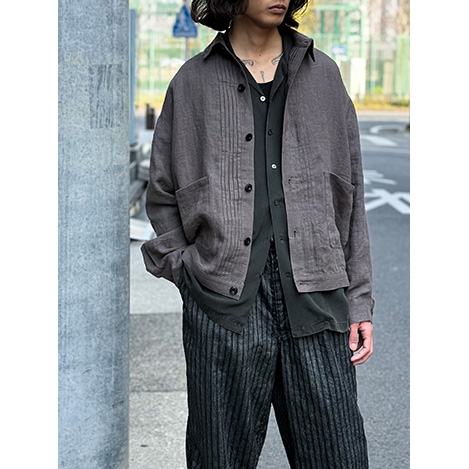 プリーツが構築する新たなワークジャケット