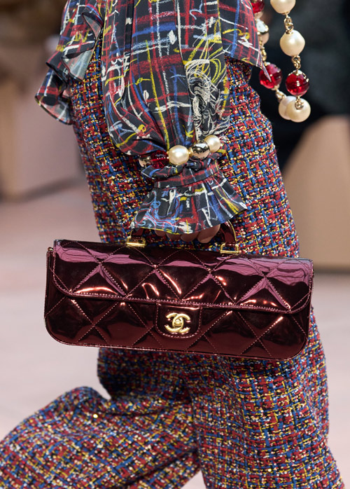 夏→秋へ、上級者は“バッグの色”でシフトする。