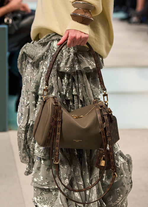 夏→秋へ、上級者は“バッグの色”でシフトする。