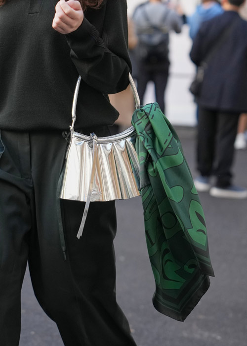 “レイヤード小物”で差をつける。秋のスカーフ術