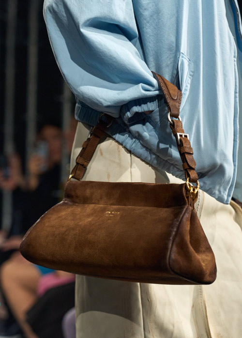 夏→秋へ、上級者は“バッグの色”でシフトする。