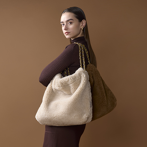 あったか素材のバッグでシーズンムードをアップ