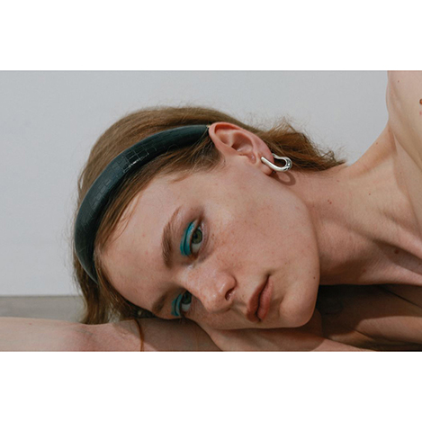 冬に映えるみずみずしい輝きと有機的フォルム。「イリスフォーセブン」のモダンなジュエリー＆ヘアアクセに注目。