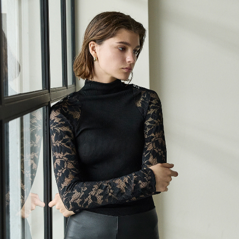 一枚で華やぐ、レースロングスリーブ