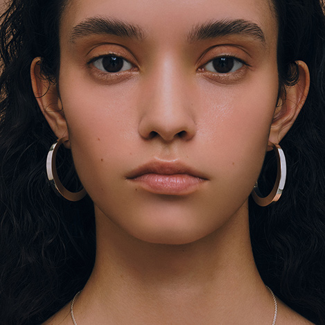 フープ×ユニークなフォルムで差が付くピアス