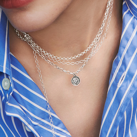 装いに奥行きを添える「クイップ クエイント」の新作レイヤードネックレス